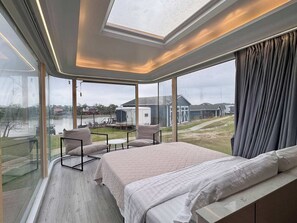 Free WiFi, bed sheets - One-of-a-kind tiny home designed for an unforgettable stay by the beautiful San Jacinto River (Highlands)