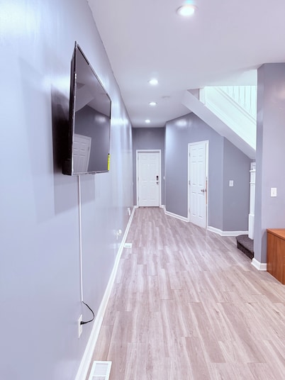 Lovely 4 Bedrooms Family home, 20 minutes from Downtown.