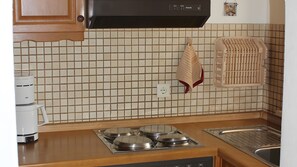 Kjøleskap, ovn, kokeplater og kaffetrakter/tekoker