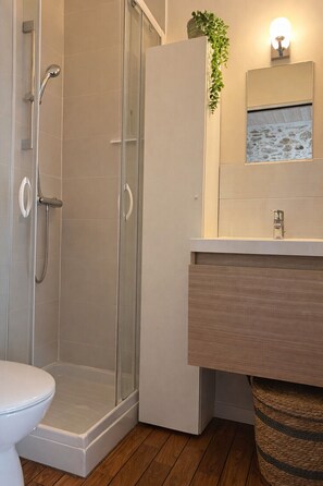 Shower, towels - Studio near the sea and Sables promenade, for 3 guests (Les Sables-d´Olonne)
