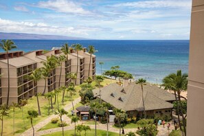 Ein Hotel mit mehreren Etagen, einem Poolbereich und Blick aufs Meer.