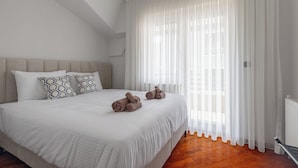 Ein Schlafzimmer mit einem Bett, Kissen und gerollten Handtüchern.