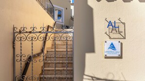 Una reja metálica con una escalera que conduce a un edificio, un letrero que dice 'LOTE 28' y el logotipo de 'atlántico azul' en la pared.