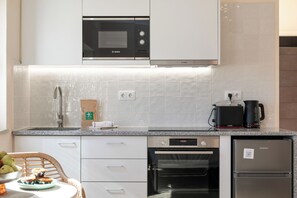 Een koelkast, een magnetron, een oven, een kookplaat
