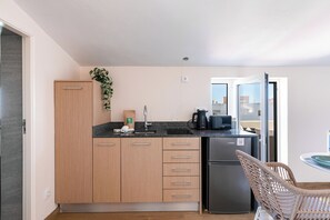 Kühlschrank, Herdplatte, Wasserkocher mit Kaffee-/Teezubehör, Toaster