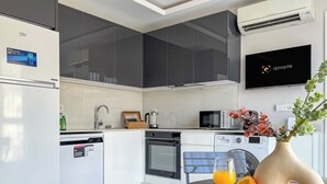 Uma cozinha moderna equipada com máquina de lavar louça, micro-ondas e cafeteira.