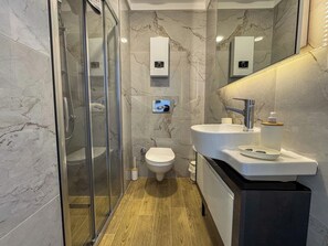 Shower, towels, soap, toilet paper - Qoople Elite 3 City 16 Apartment in Alanya, Turkey (Alanya)