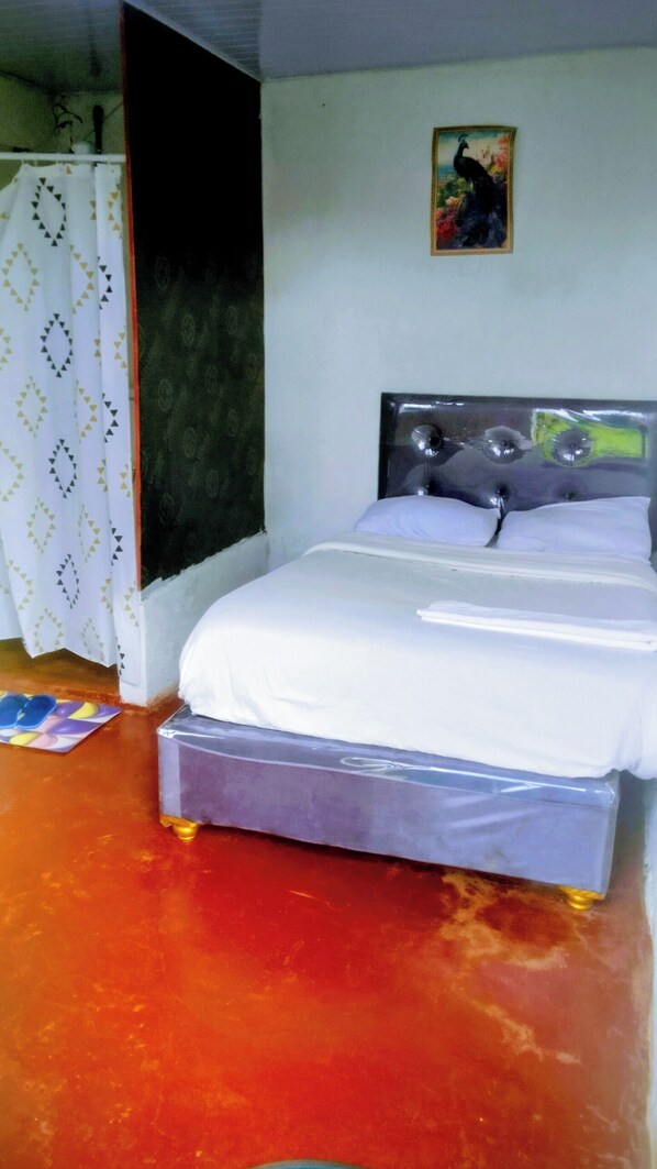 Basic Single Room - Lauren Homes and Accomodations (Nairobi)