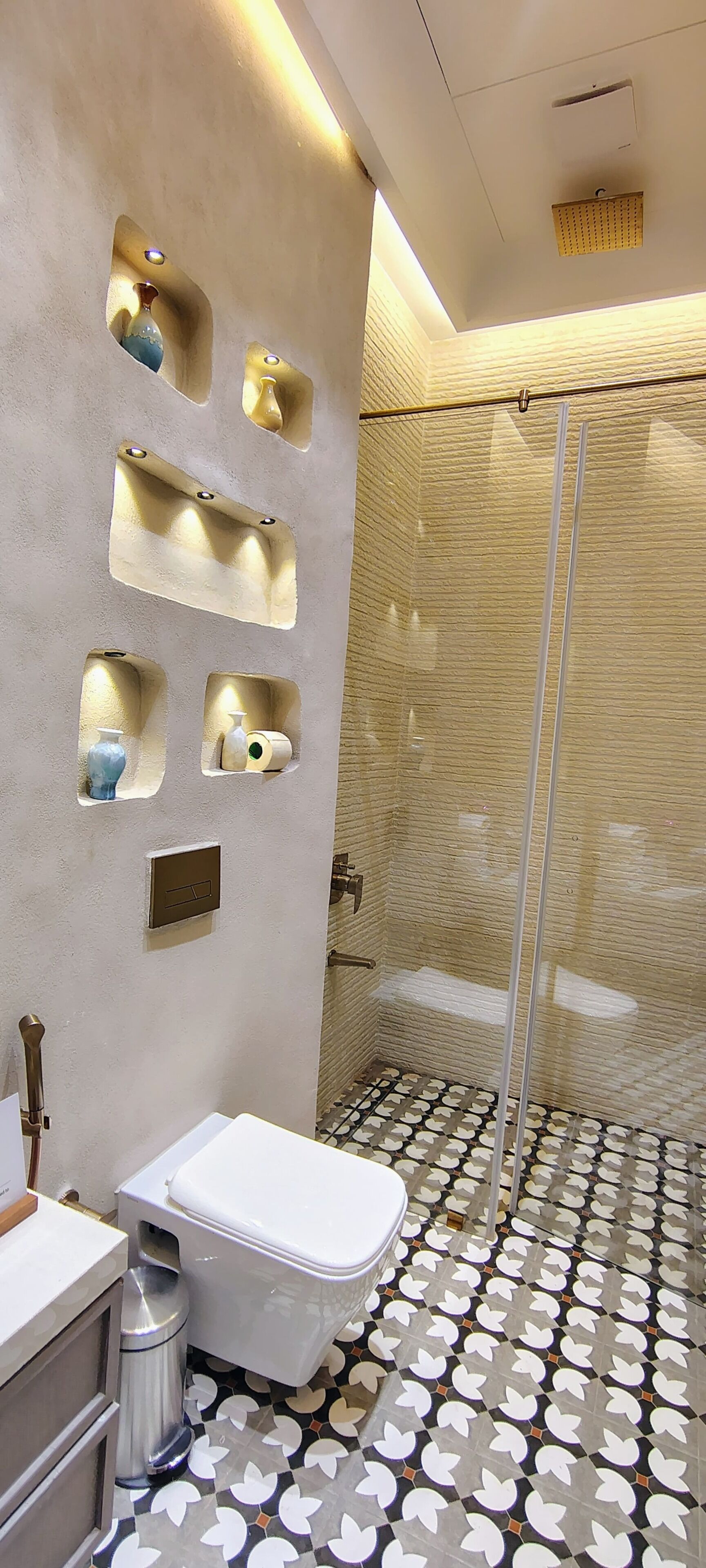 Une salle de bain avec une baignoire, des toilettes et une douche.