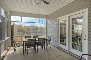 Outdoor dining - Beaufort Bungalow- Dog Friendly & Golf Cart Available (Beaufort)