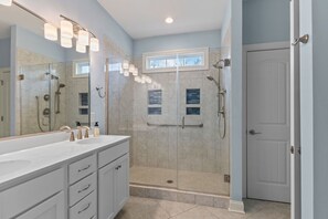 Shower, hair dryer, towels - Beaufort Bungalow- Dog Friendly & Golf Cart Available (Beaufort)