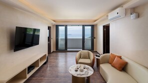 Familie suite, balkon, uitzicht op zee | Woonruimte