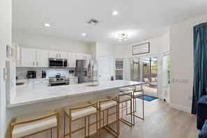 Fridge, microwave, oven, stovetop - NEW 6 Bed villa SOUTH facing Pool/Spa-Games-Disney (Kissimmee)
