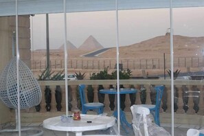Outdoor dining - 1-bedroom bed & breakfast Giza Pyramid (Cairo Governorate)