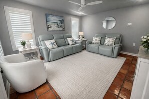 TV - Luxury Coastal Retreat , Steps to Indian Rocks Beach (Indian Rocks Beach)
