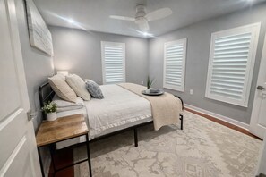 2 bedrooms, free WiFi, bed sheets - Luxury Coastal Retreat , Steps to Indian Rocks Beach (Indian Rocks Beach)