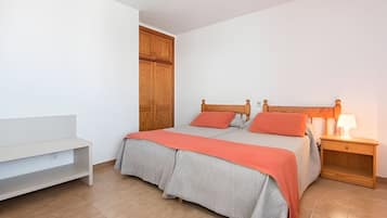 Apartamento, 2 quartos, vista para o mar | Cofres nos quartos, Wi-Fi de cortesia