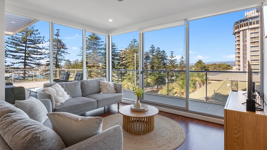 Stylish 2-bed With Terrace, 3-min Walk to Beach