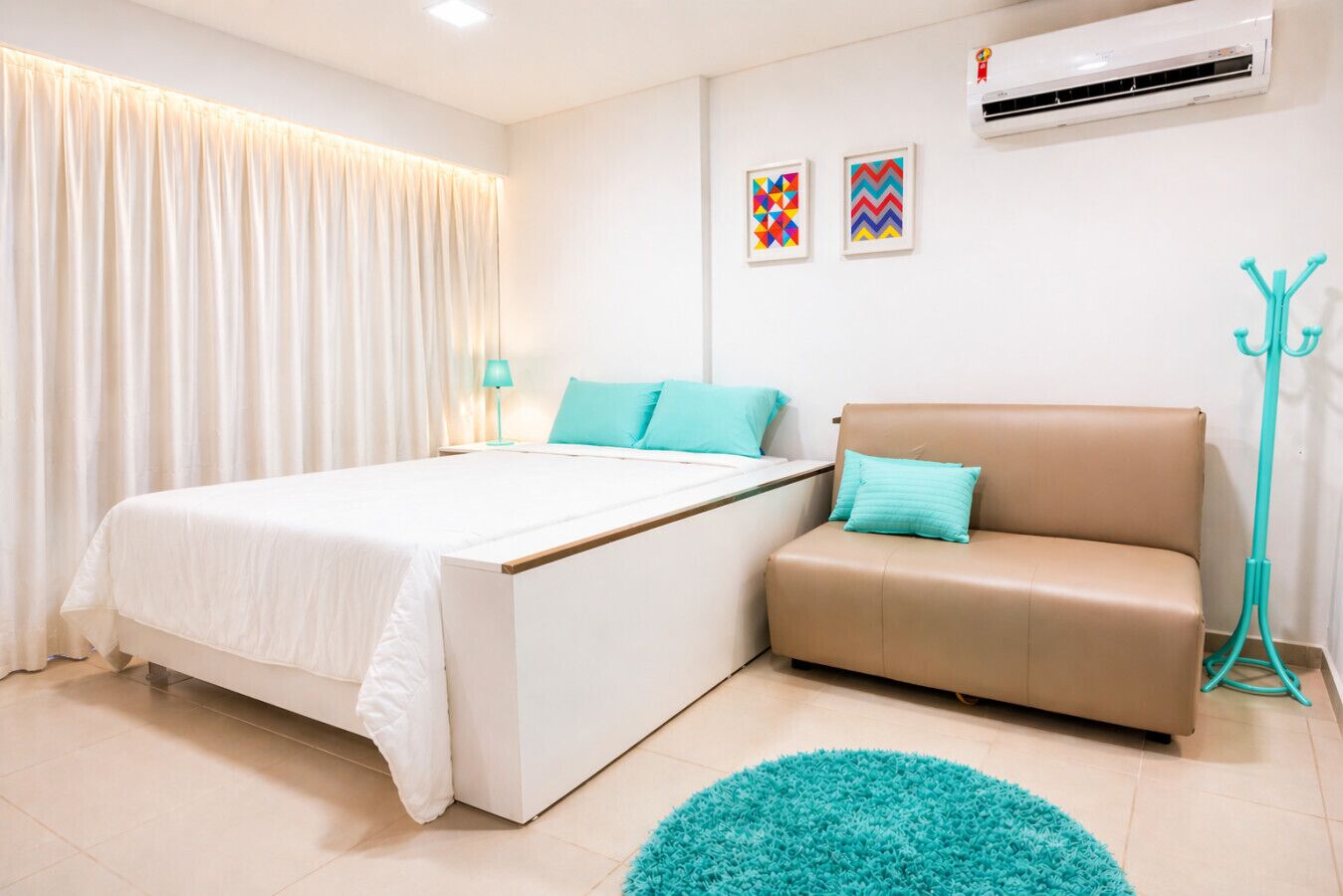 Une chambre à coucher comprenant un lit, un canapé, un tapis de couleur turquoise et un appareil de climatisation.