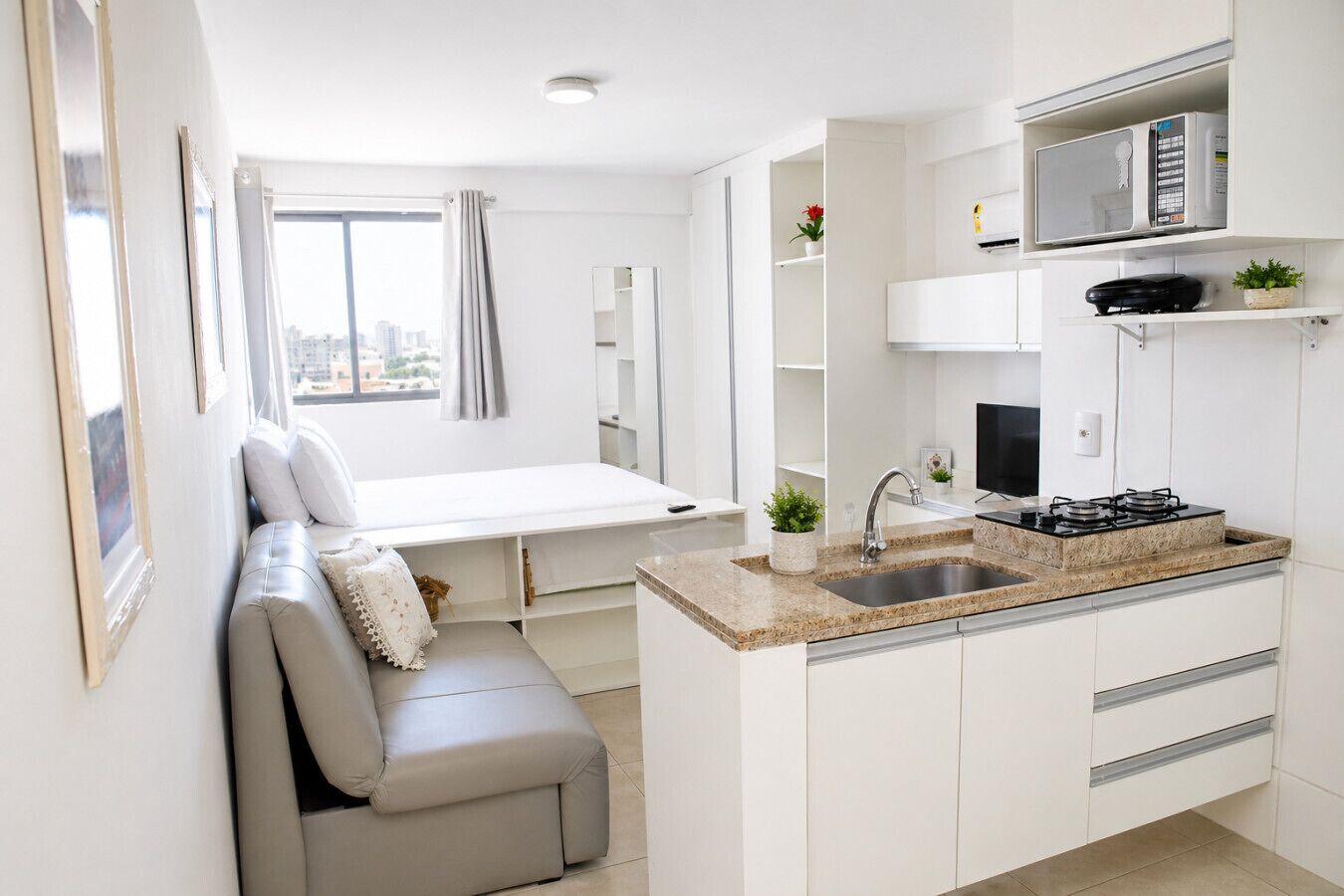 Une cuisine moderne équipée d’une cuisinière intégrée, d’un évier et d’une fenêtre donnant sur la ville.