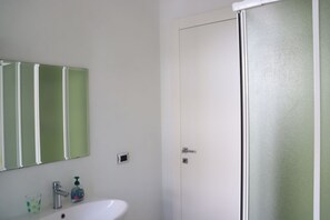 Doccia, bidet, asciugamani, carta igienica