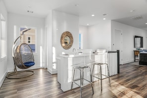 Interior - Waters Edge-Located in Pointe West.Book 5+nights -get 15% discount-4BD/4.5 BA (Galveston)