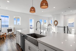 Fridge, microwave, oven, stovetop - Waters Edge-Located in Pointe West.Book 5+nights -get 15% discount-4BD/4.5 BA (Galveston)