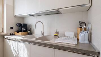 Cucina, Controsoffitto, Elettrodomestico Da Cucina, Lavandino Della Cucina, Cabinetry, Interior Design, Lavello, Idraulico Fixture, Apparecchio Major, Elettrodomestico