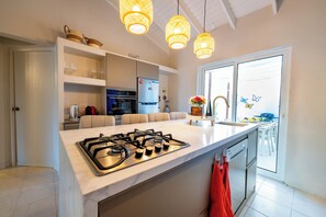 Fridge, microwave, oven, stovetop - NEW 2BR Escape | Plunge Pool & BBQ | Near Beaches (Noord)