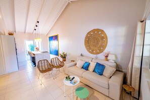 Smart TV - NEW 2BR Escape | Plunge Pool & BBQ | Near Beaches (Noord)