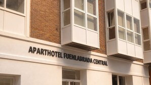 A building with a sign reading 'APARTHOTEL FUENLABRADA CENTRAL'. - Aparthotel Fuenlabrada Central (Fuenlabrada)