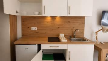 Fridge, dishwasher, cookware/dishes/utensils, freezer
