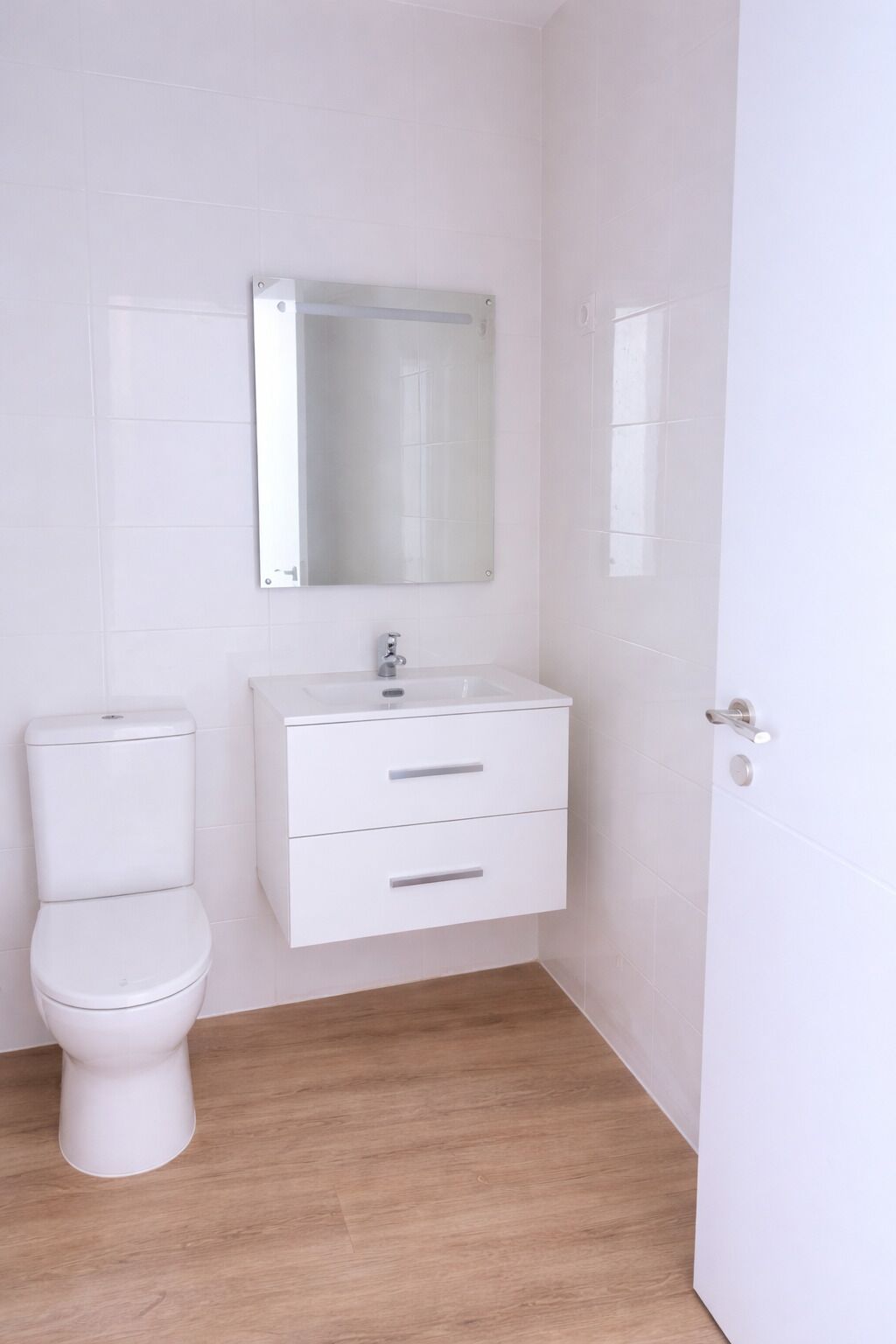 Basic Studio | Bathroom | Shower, towels, toilet paper