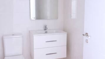 Basic Studio | Bathroom | Shower, towels, toilet paper