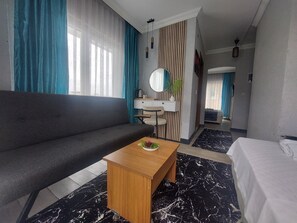 Kahden hengen comfort-huone (kaksi sänkyä), parveke, näköala uima-altaalle | Ilmainen Wi-Fi