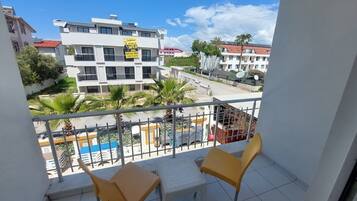 Rom – standard, bassengutsikt