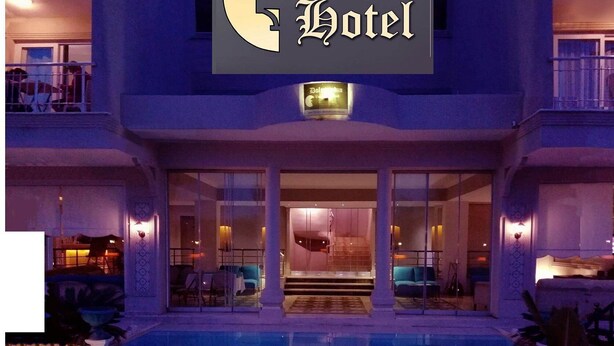 A hotel with a grand entrance, a pool area, and a balcony. - dolunaydın otel (Manavgat)