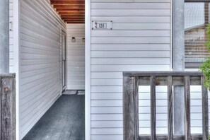 Exterior detail - Belmont Building 131 (Ocean City)