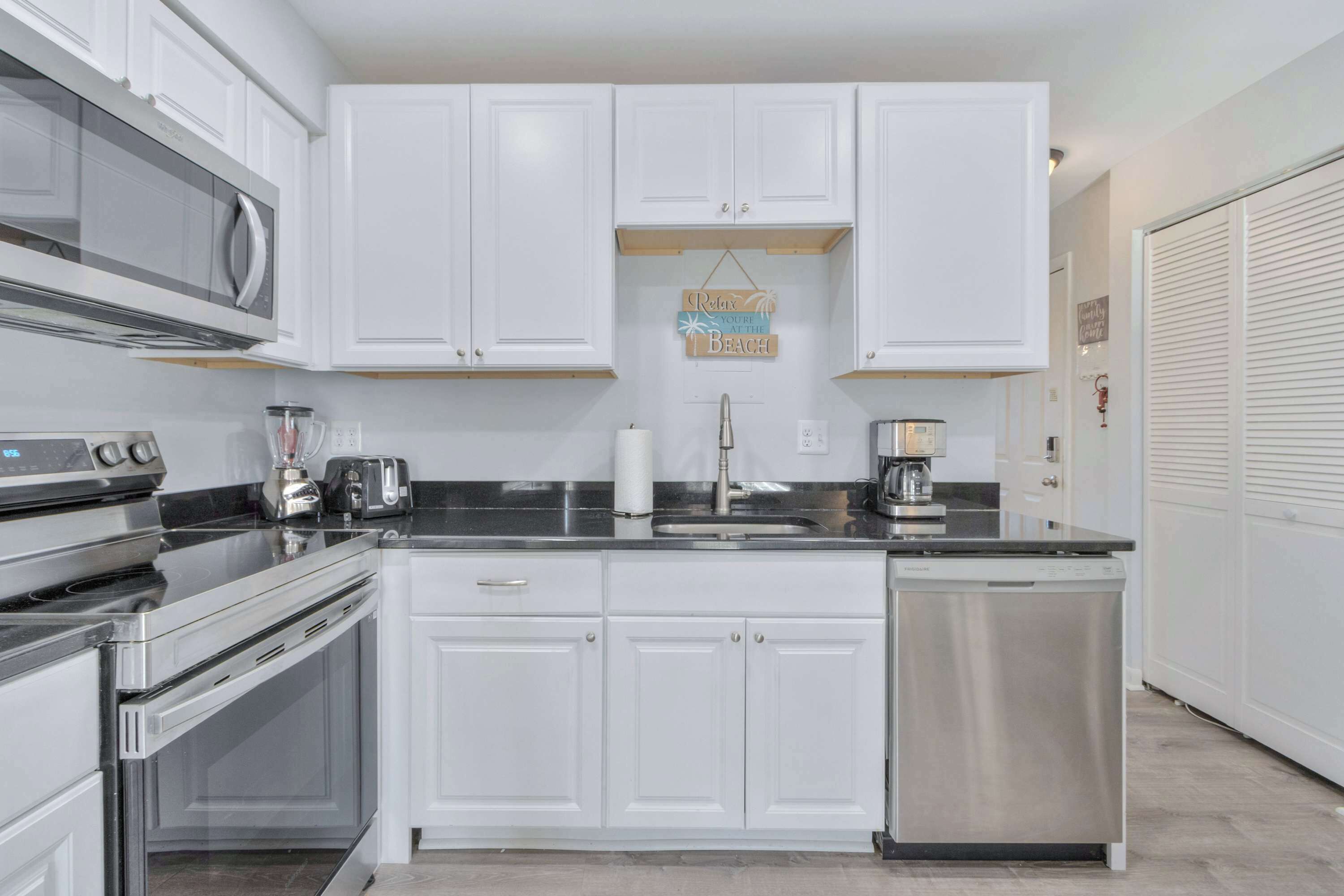 Fridge, oven, stovetop, dishwasher