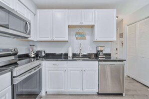 Fridge, oven, stovetop, dishwasher - Belmont Building 131 (Ocean City)