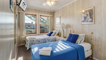 Tabla de planchar con plancha, wifi y ropa de cama