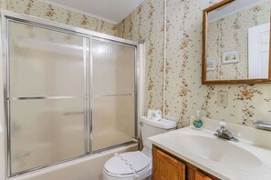 Shower, hair dryer, towels, shampoo - Bradley on the Bay 104 (Ocean City)