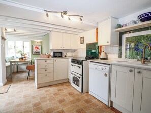 Dishwasher, cookware/dishes/utensils - Quince Cottage (Lewes)
