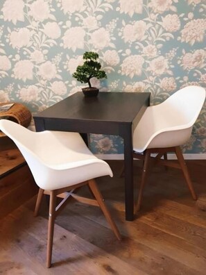 Deluxe Double Room | Dining - KBCityRooms (Lucerne)