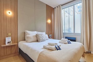 Desk, iron/ironing board, WiFi, bed sheets - Superb apartment for 8 people - Sacré Coeur (Paris)