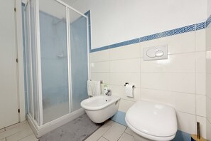 Shower, bidet, towels - N308 - Numana, comfortable three-room apartment in the center (Numana)