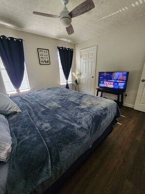 Iron/ironing board, WiFi, bed sheets - Cozy 3 BR in Decatur,  20 mins from Mercedes Benz Stadium & Hartsfield Airport. (Decatur)
