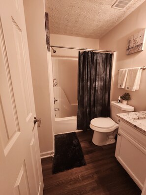 Hair dryer, towels, soap, toilet paper - Cozy 3 BR in Decatur,  20 mins from Mercedes Benz Stadium & Hartsfield Airport. (Decatur)
