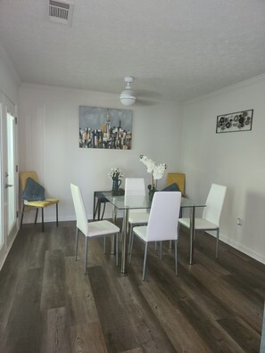 Dining - Cozy 3 BR in Decatur,  20 mins from Mercedes Benz Stadium & Hartsfield Airport. (Decatur)