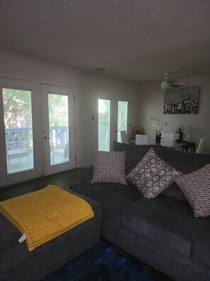 Living area - Cozy 3 BR in Decatur,  20 mins from Mercedes Benz Stadium & Hartsfield Airport. (Decatur)
